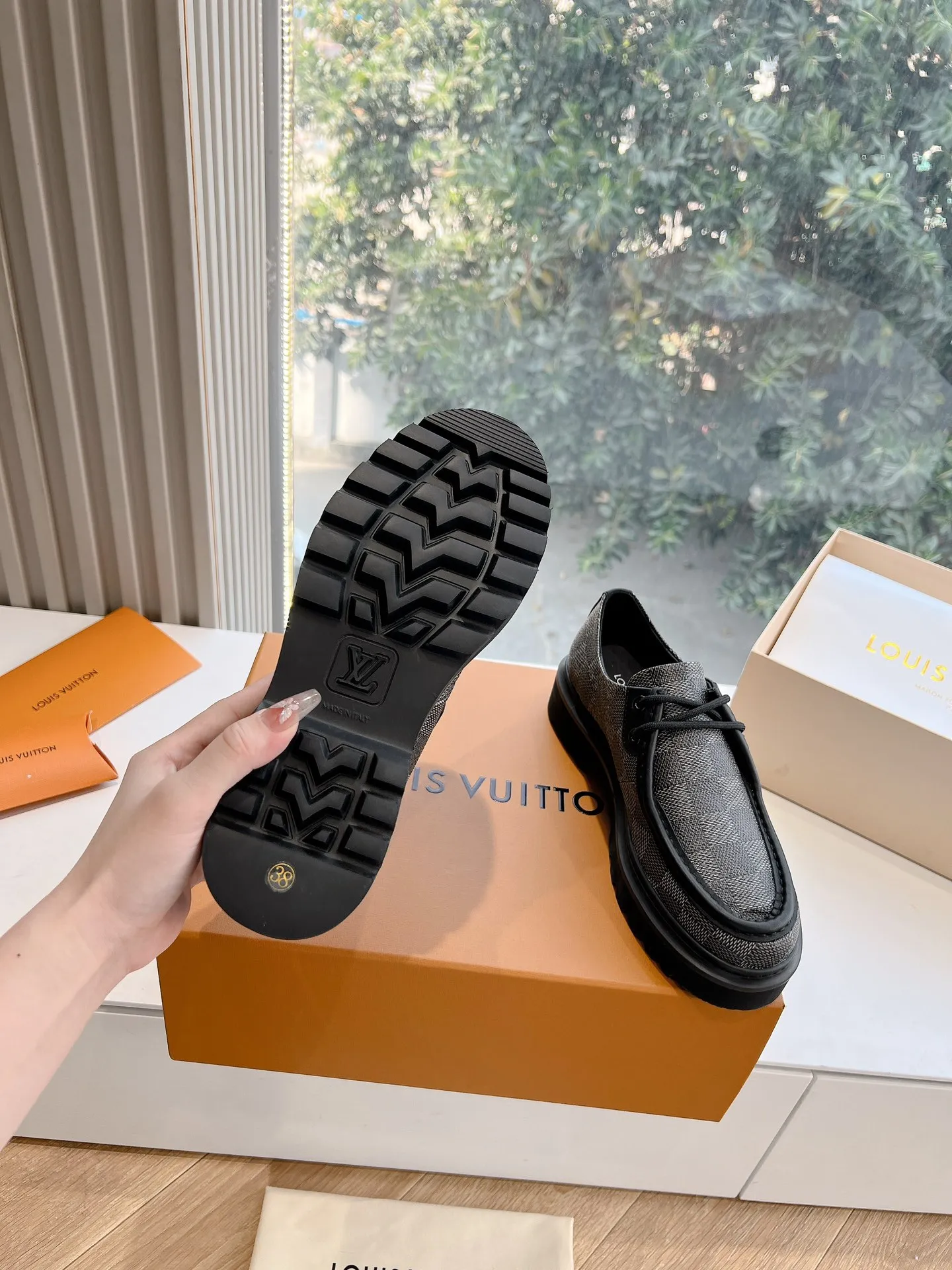 👟👟Ex-factory price 720👟👟 What you see is what you get G199 top version Louis Vuitto Louis Vuitton LV donkey brand L Carrefour shoes Archlight classic Skate sports and leisure thick-soled shoes Your LV outfit is shared today Louis Vuitton Presbyopic thick-soled loafers Original purchase and development Production Original purchase and development Production This LV Archlight sneaker is from Cut from cow leather in a playful shape. Double laces embellished with Louis Vuitton logo beading. The wide tongue and wavy outsole establish recognition, both are decorated with the LV Circle logo ▪️Fabric: Original imported original material ▪️Inner lining: Original customized lining ▪️Sole: Original molded genuine ▪️Size: Women's 35-45 (please note male and female when ordering at 39.40, 45 is not refundable or exchangeable for customization)